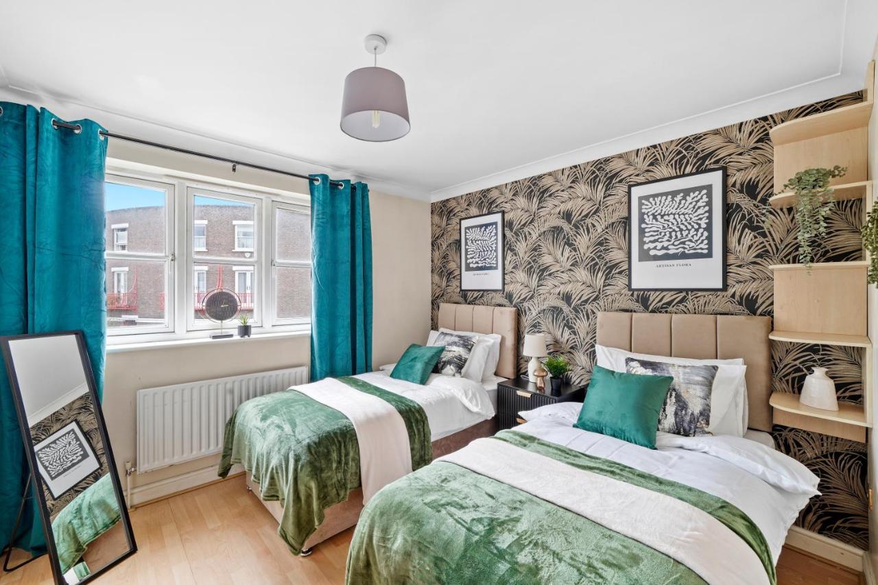 Stunning Central 2 Bed Parking & Garden Holiday home