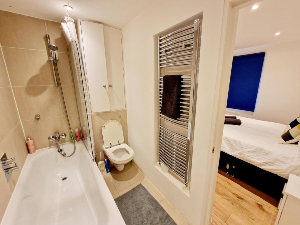 Beautiful Hyde Park Flat By Lancaster Gate Station With Private Back Patio * Londen