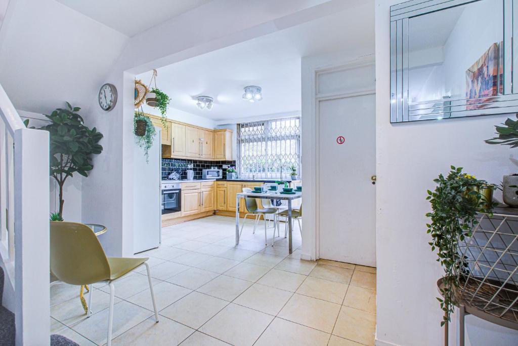 Apartment Beautiful 4-bedroom 5-bath House In London