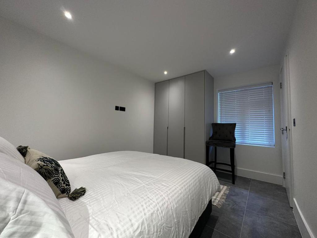 Two Bedroom House In Kilburn *