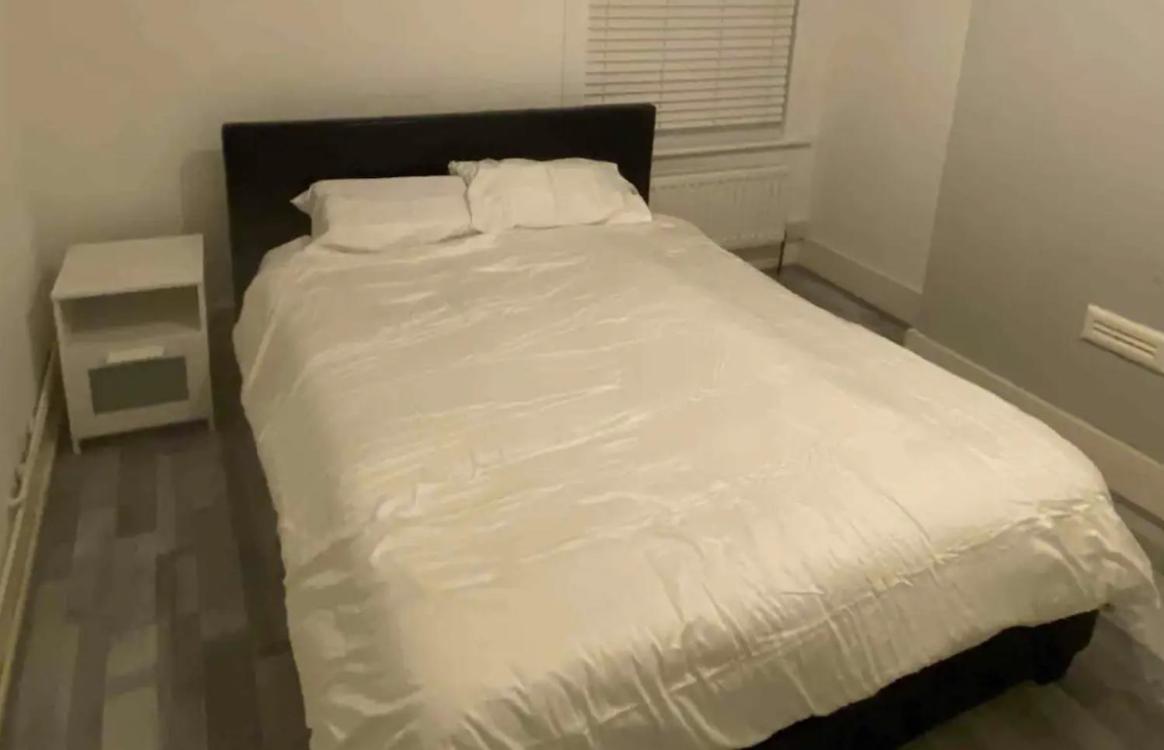 Double And Single Bedrooms In Flat * Londen