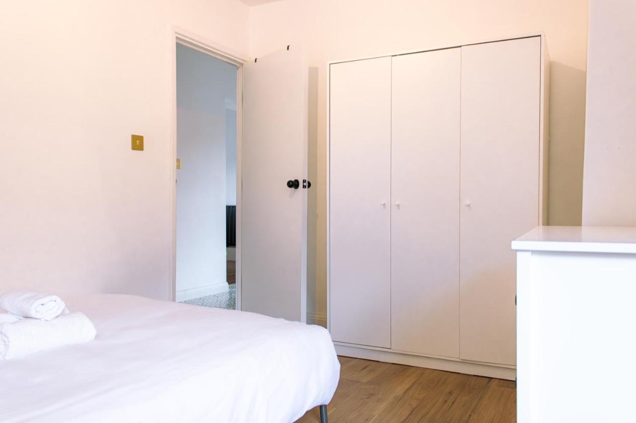 4 Bedroom Near Centre 2-min Walk To Metro !! Business & Family Friendly!! London