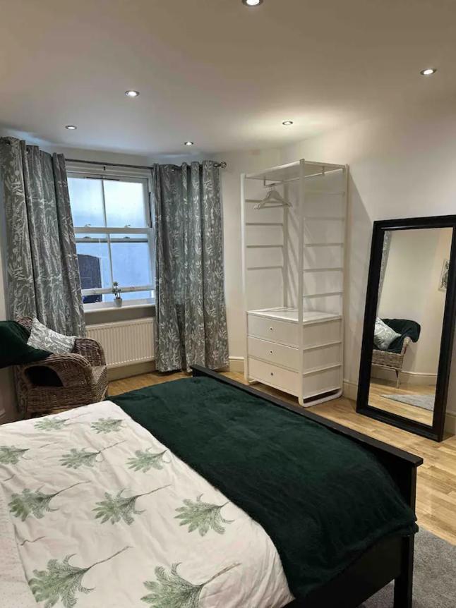 One Bed Near The River Thames. Apartamento