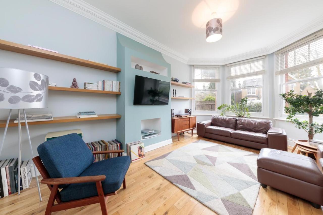 Bright & Spacious Modern 2 Bedroom Apartment *