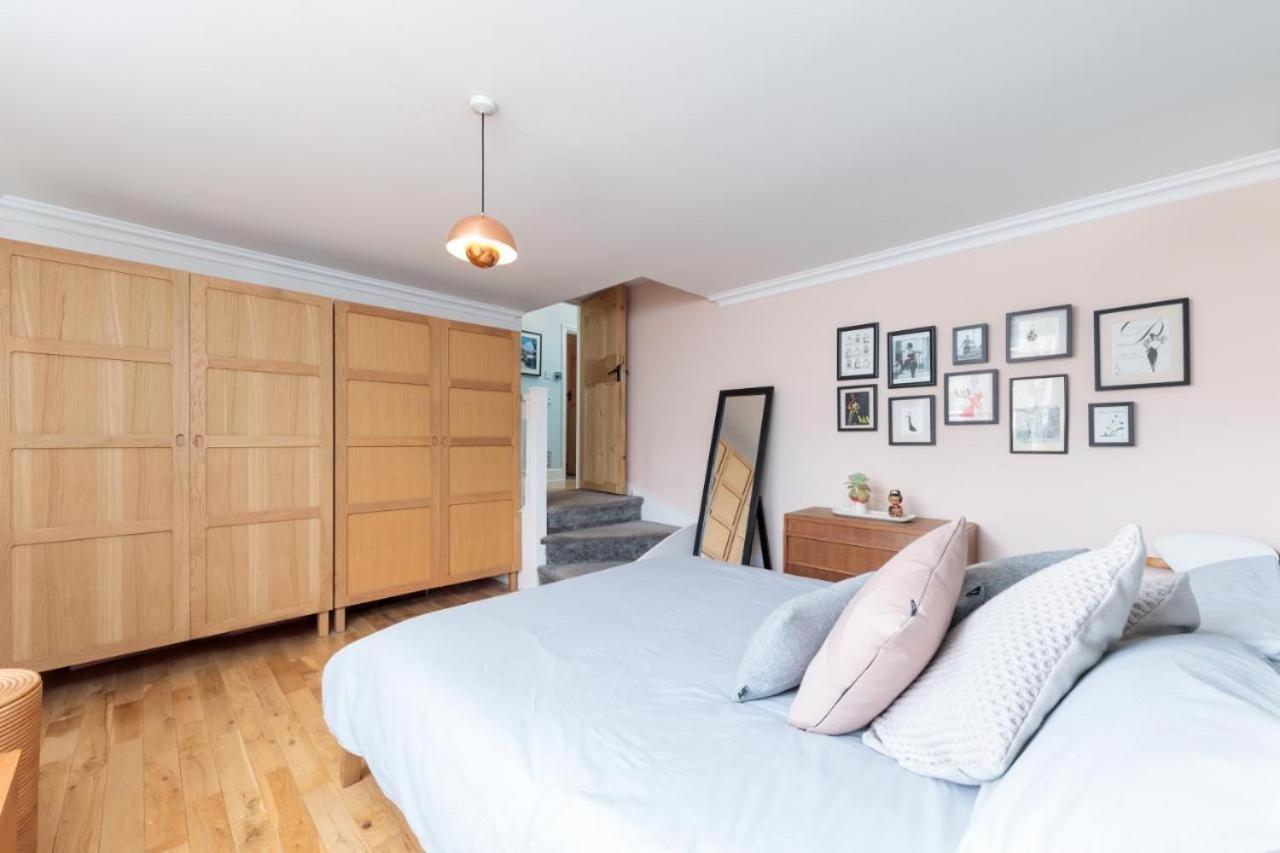 Bright & Spacious Modern 2 Bedroom Apartment