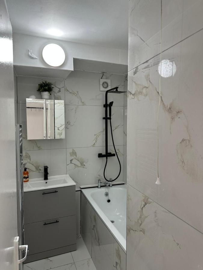 Apartment Lovely 3-bed In *