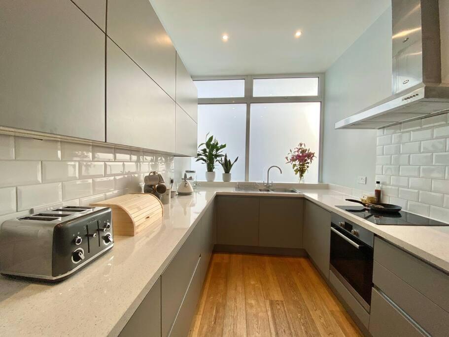 2bdr Modern In Hammersmith West London