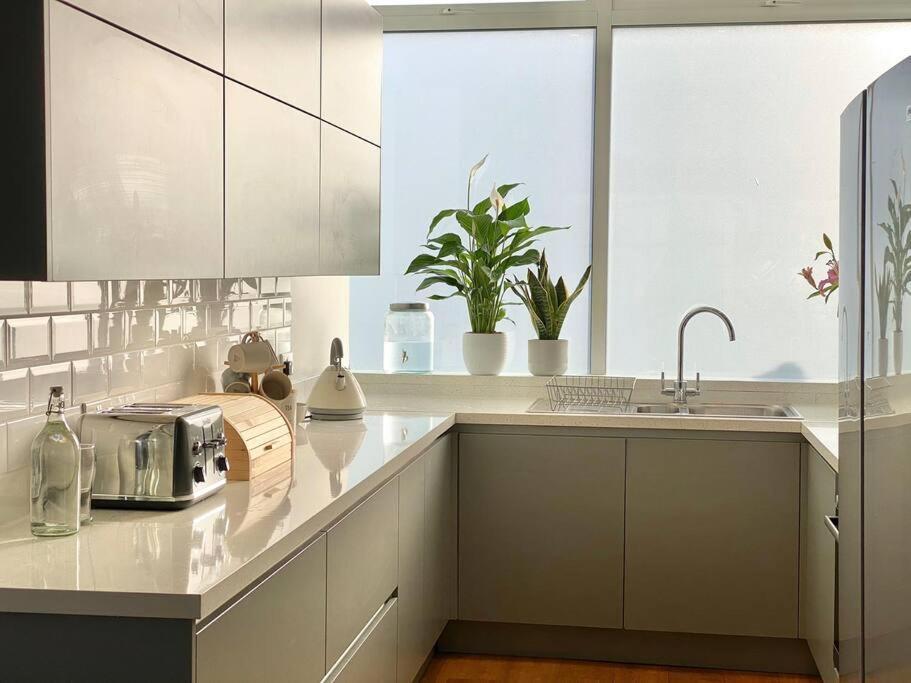 Apartment 2bdr Modern In Hammersmith West