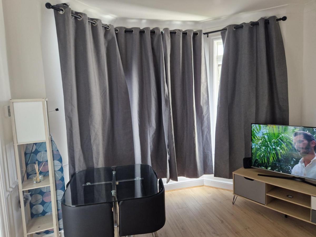 A Lovely One Bedroom In Hither Lane Appartement *
