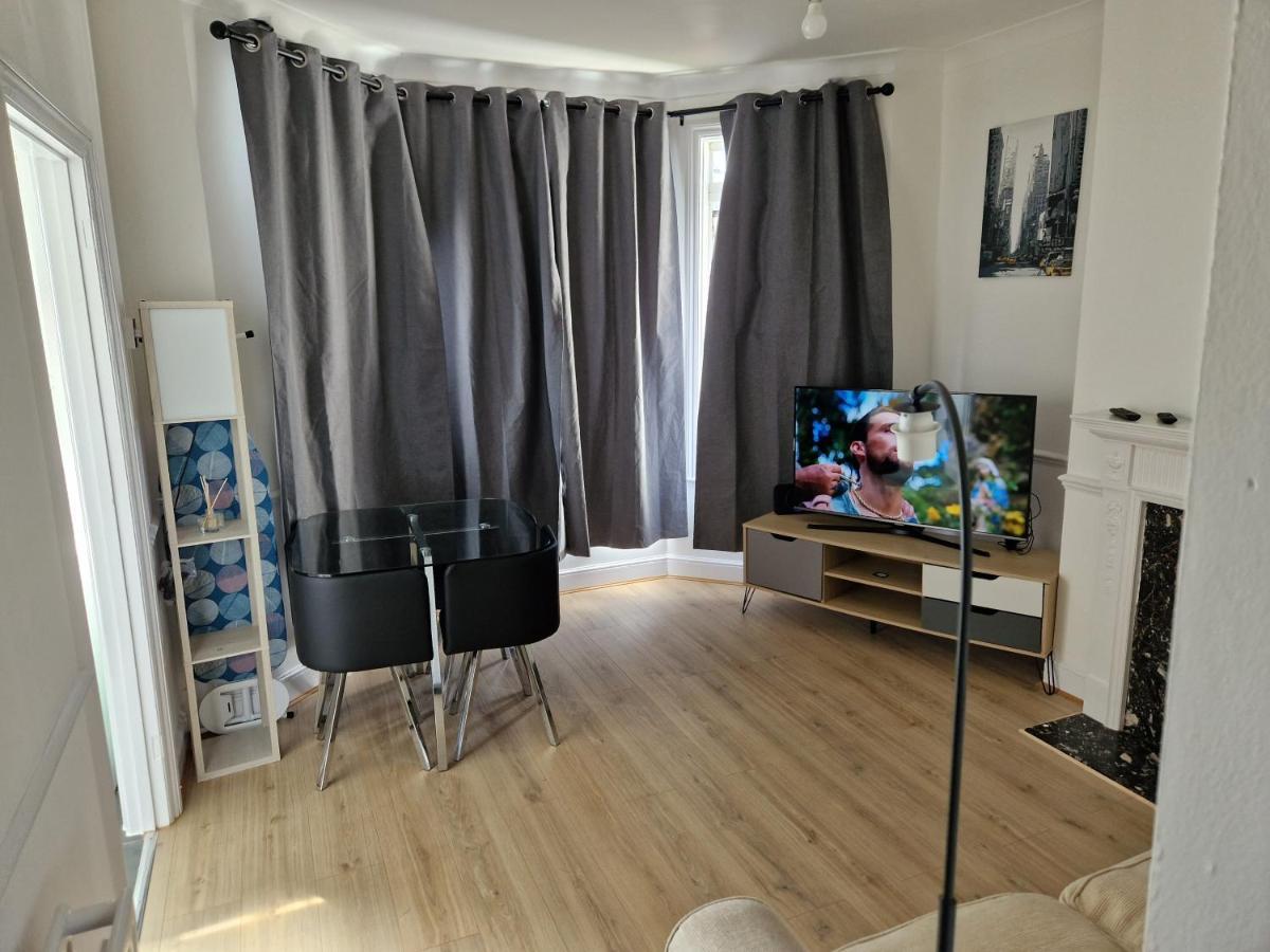 A Lovely One Bedroom In Hither Lane Appartement