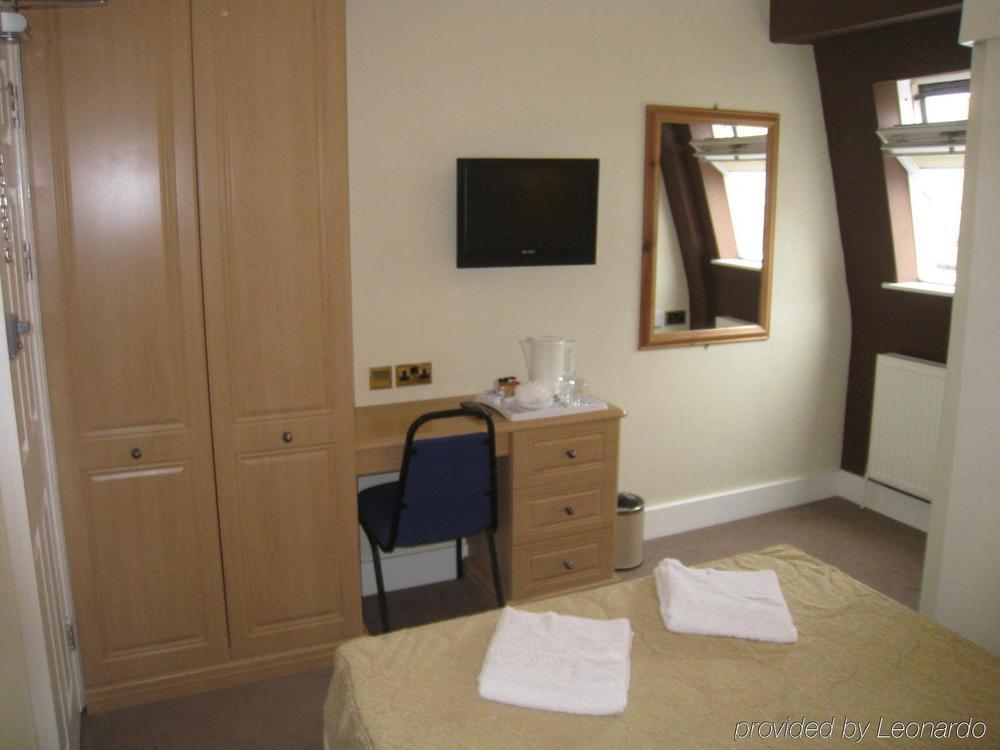 Oyo Golders 3* London
