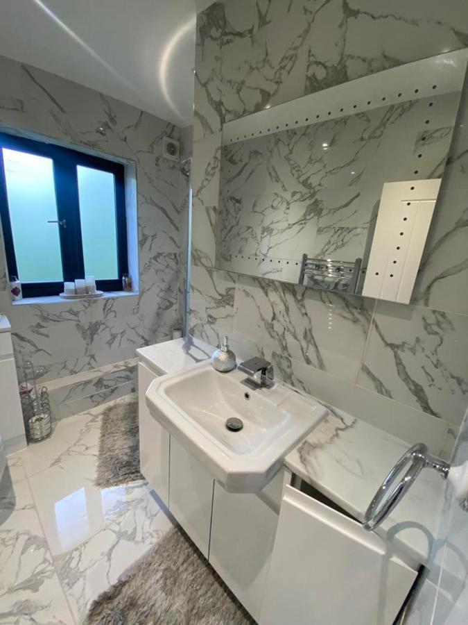 Twin/king Private Bedrooms In Beautiful Homestay With Private Parking Homestay London
