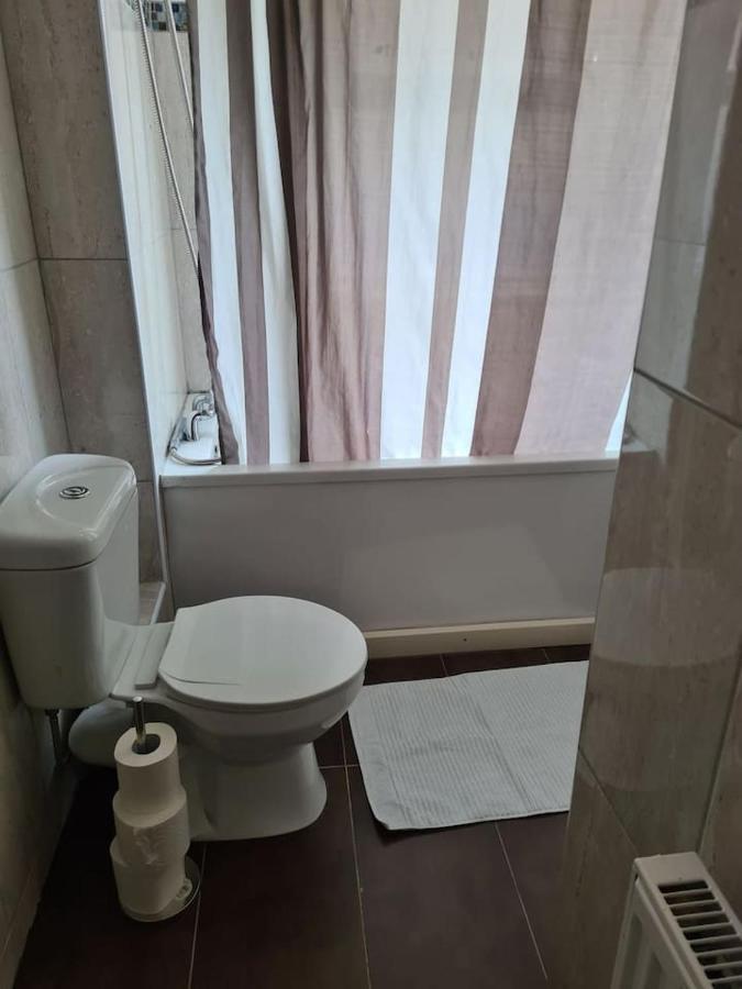 Close To Tower Bridge - 4 Bedroom House - 3 Bathrooms - Free Parking 3 Cars - Sleep 9 Vakantiehuis *