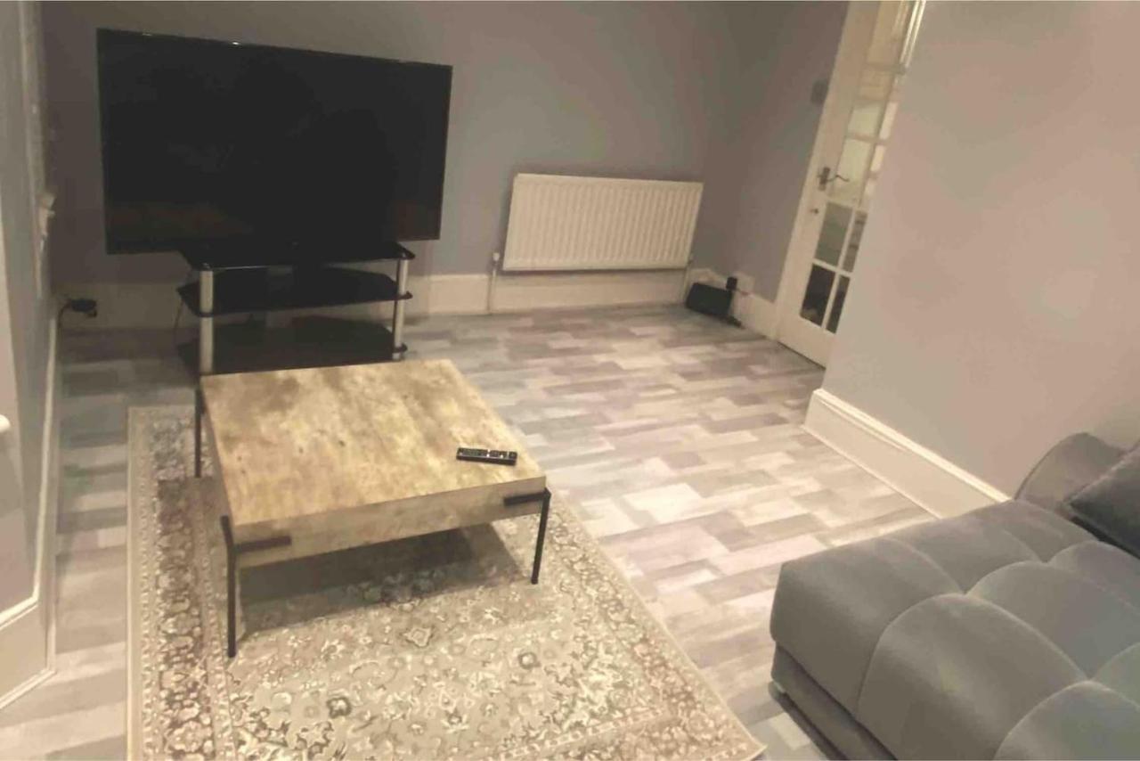 Apartment Snug Kingsize Bedroom Flat In London
