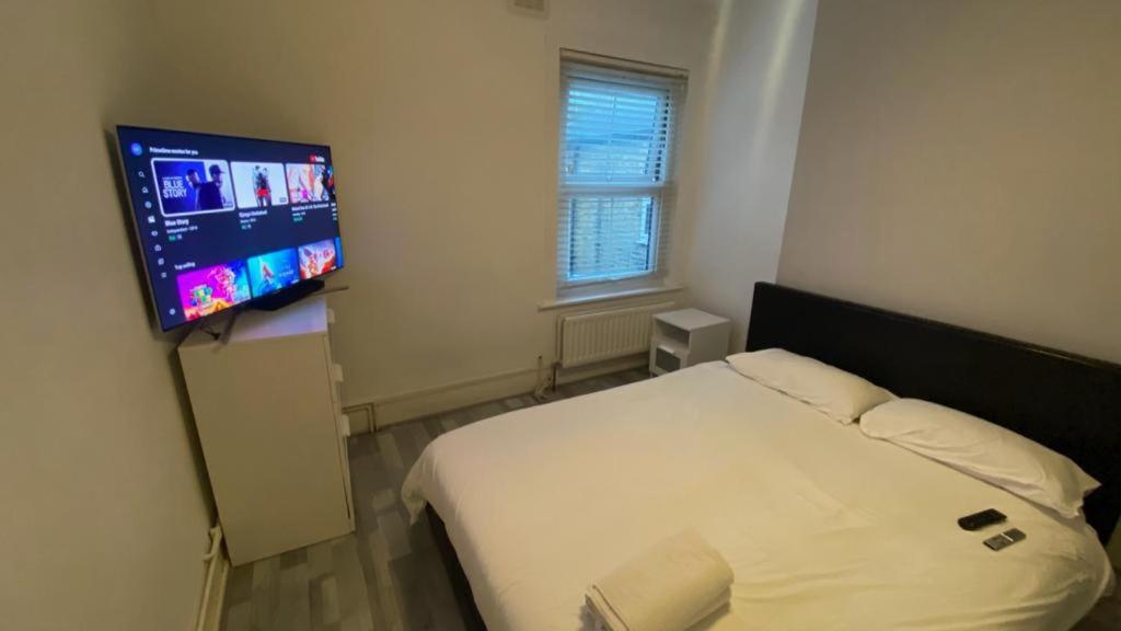 Double And Single Bedrooms In Flat *