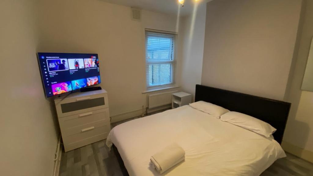 Apartment Snug Kingsize Bedroom Flat In London