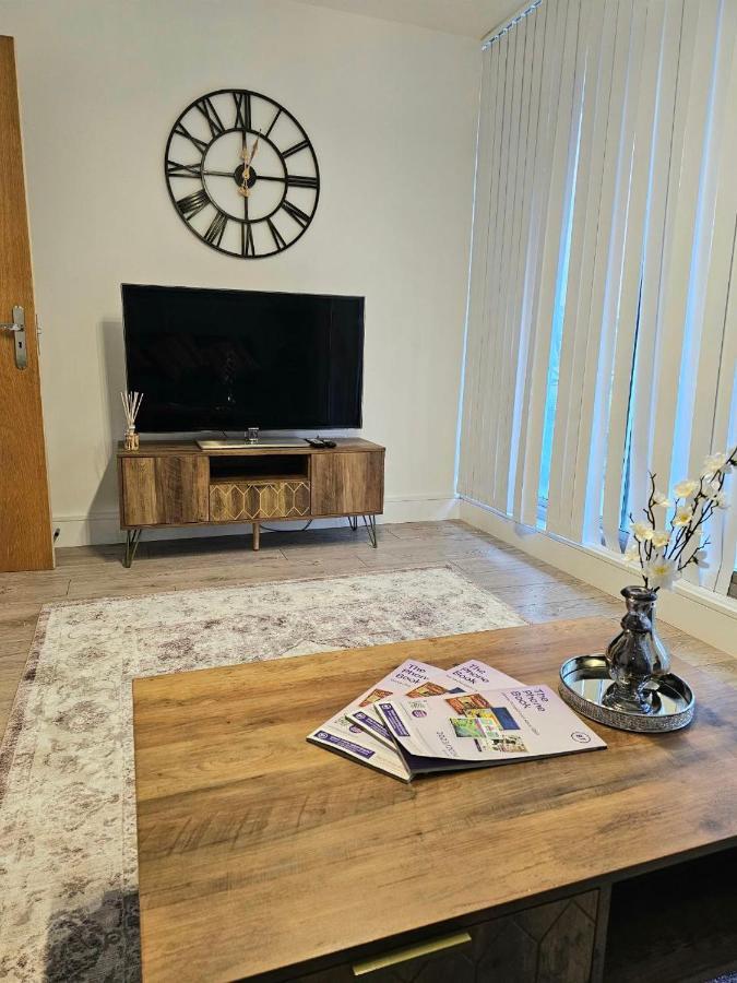 C2, Spacious 2 Bedroom Flat In Wembley Apartamento Londres