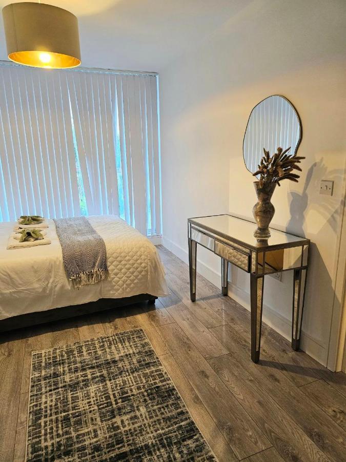C2, Spacious 2 Bedroom Flat In Wembley Apartamento *