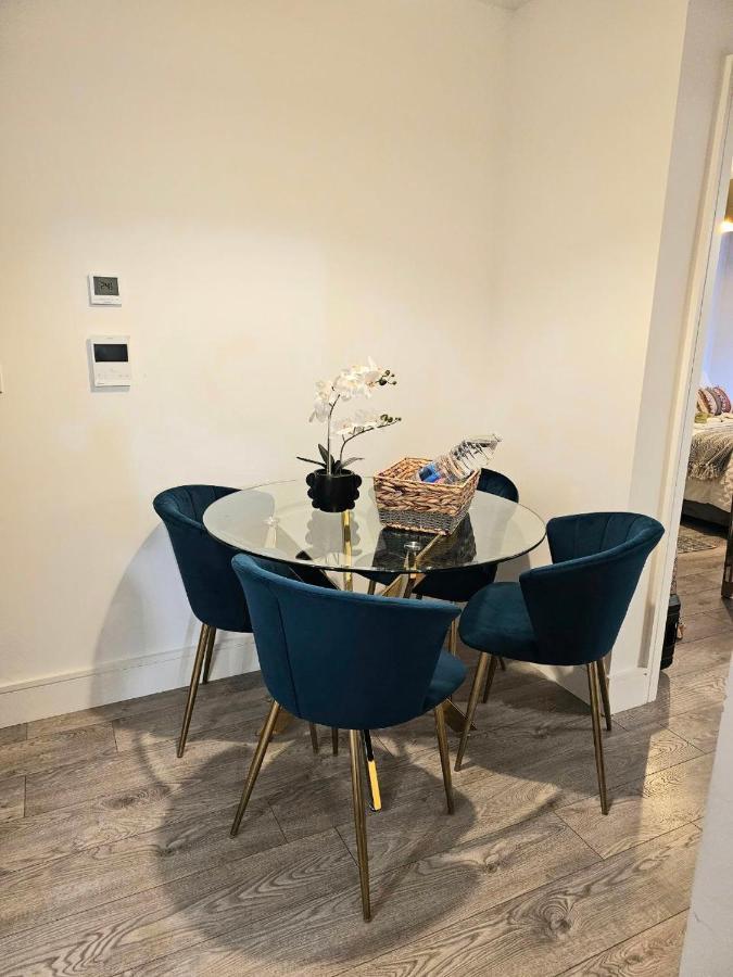 C2, Spacious 2 Bedroom Flat In Wembley Londres
