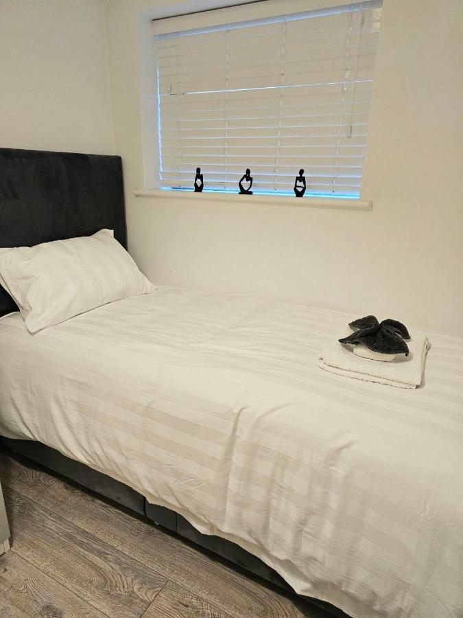 C2, Spacious 2 Bedroom Flat In Wembley Apartamento