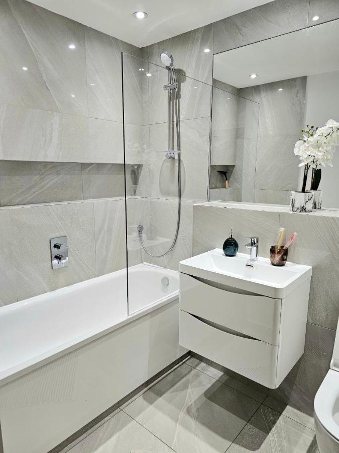 C2, Spacious 2 Bedroom Flat In Wembley Apartamento *