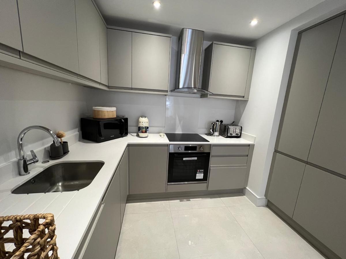C5, Spacious 3 Bedroom Flat In Wembley London