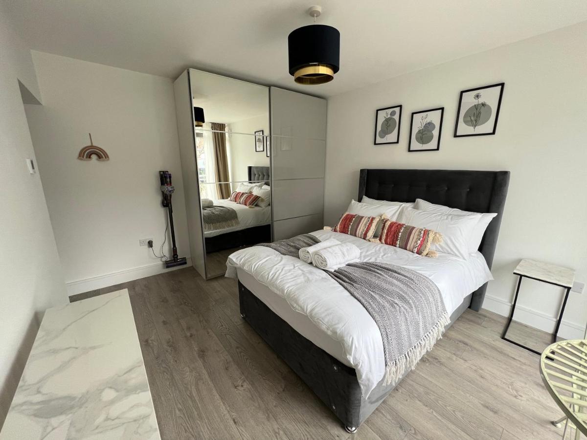C5, Spacious 3 Bedroom Flat In Wembley Apartment London