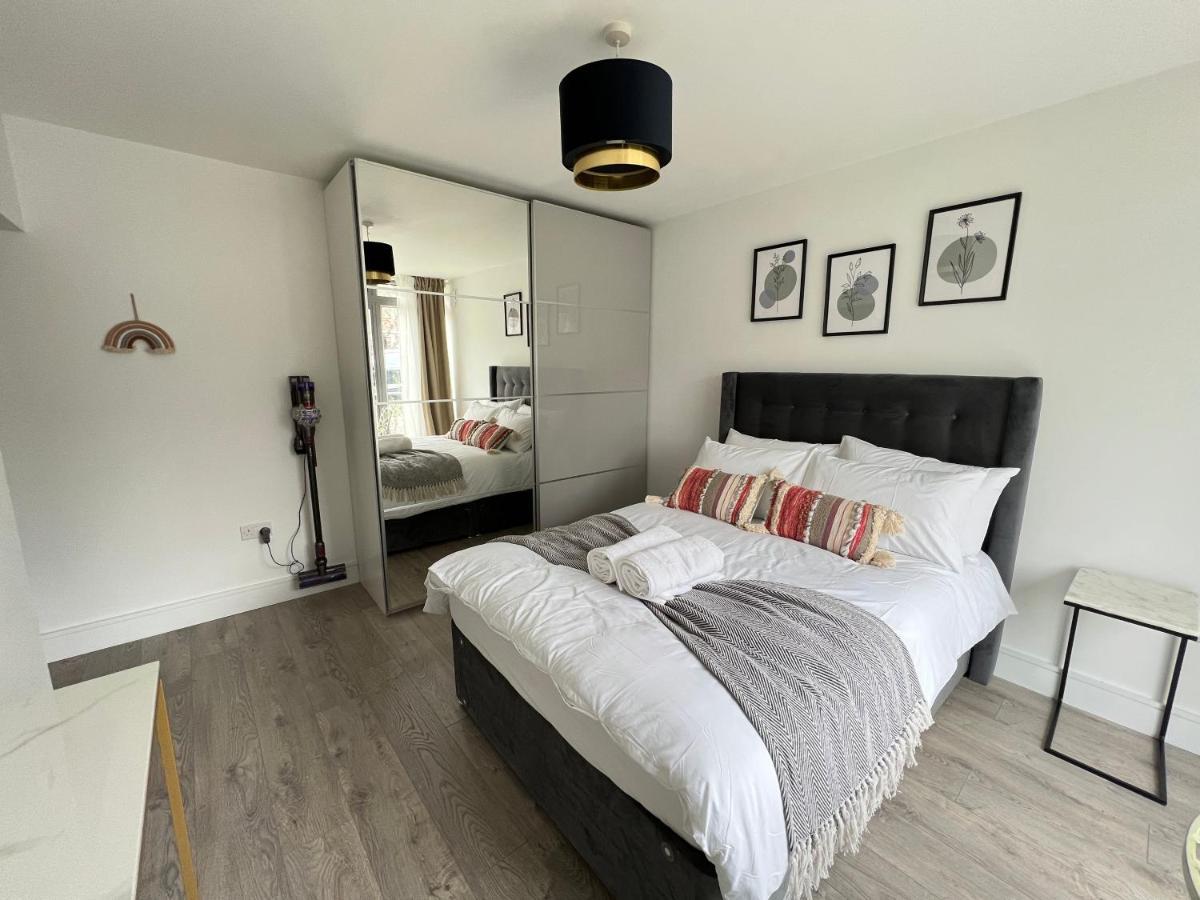 C5, Spacious 3 Bedroom Flat In Wembley Apartment London