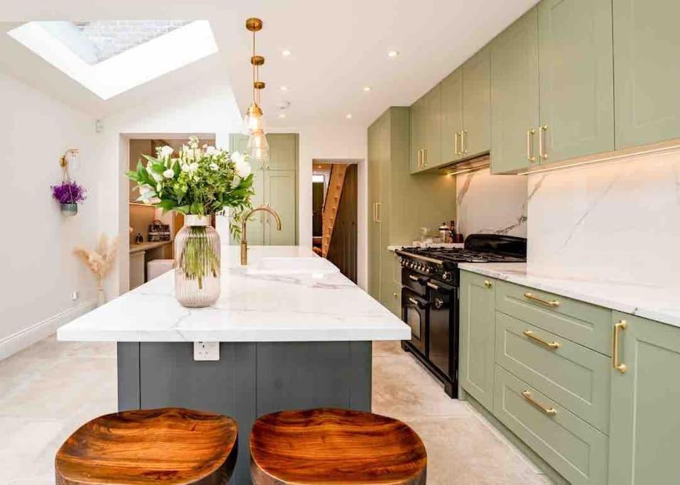Whole House, Ensuite & Garden, 3 Bedrooms