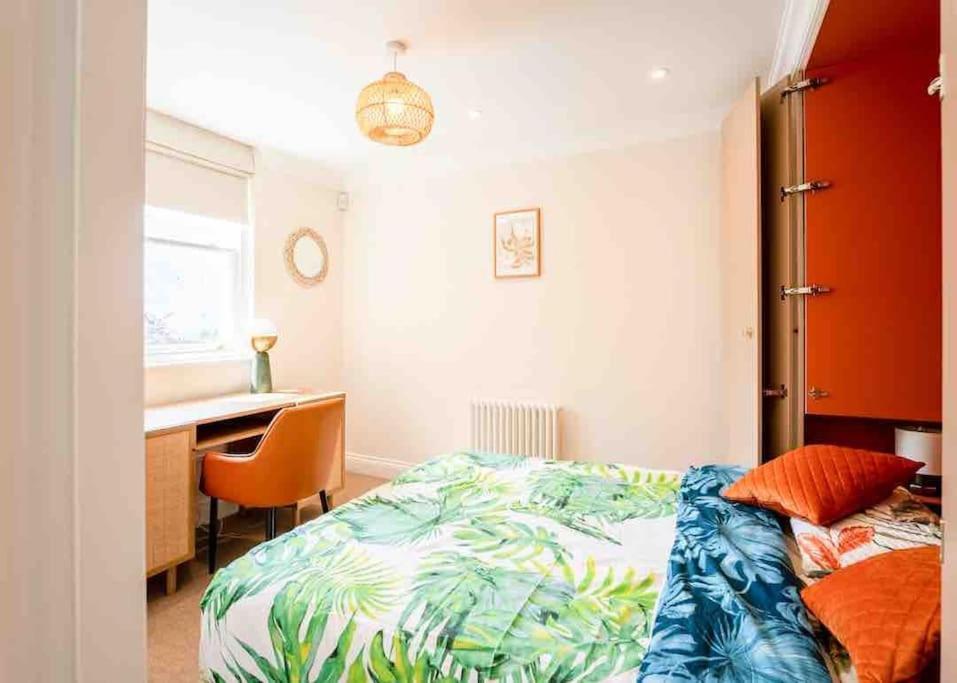 Whole House, Ensuite & Garden, 3 Bedrooms Vakantiehuis *