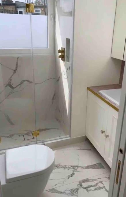 Whole House, Ensuite & Garden, 3 Bedrooms * Londen