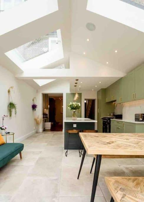 Whole House, Ensuite & Garden, 3 Bedrooms Vakantiehuis Londen