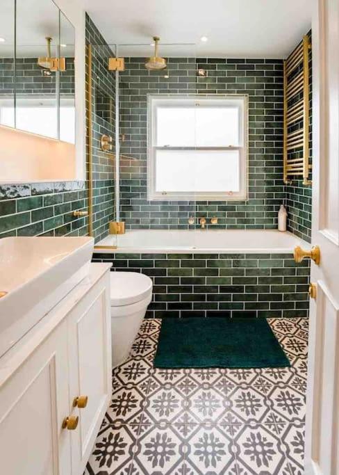 Whole House, Ensuite & Garden, 3 Bedrooms Vakantiehuis Londen