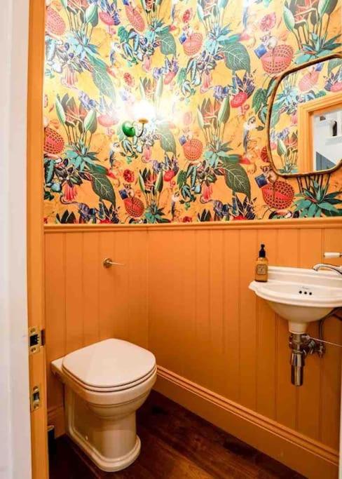 Whole House, Ensuite & Garden, 3 Bedrooms Londen