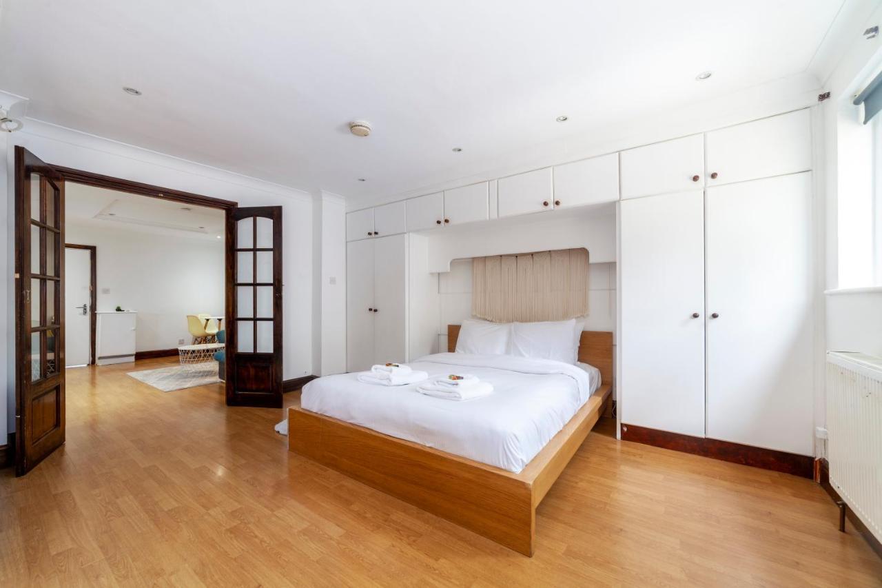 Bright 1 Bedroom Wpatio, Next To Westfield Centre Appartement Londen
