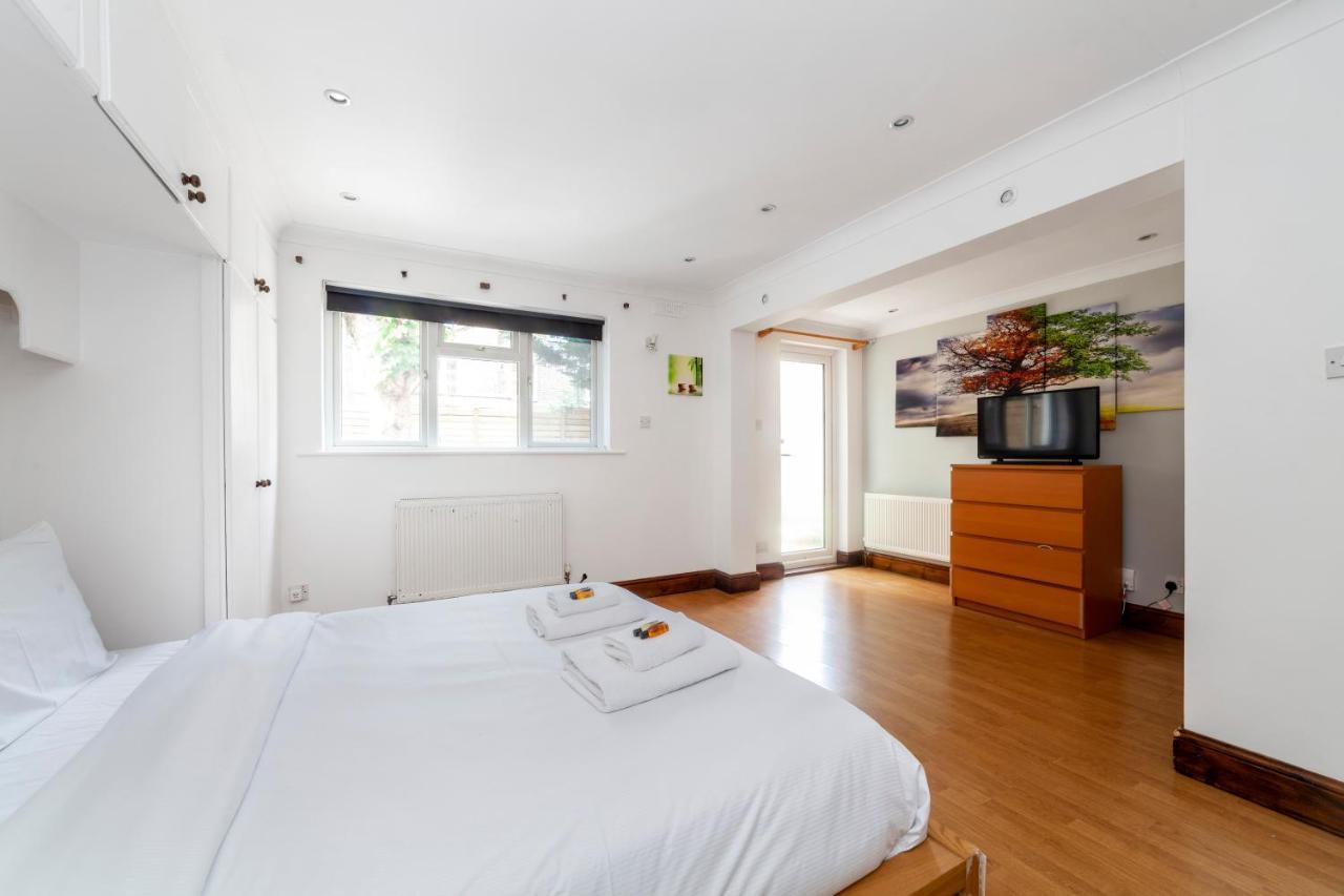 Bright 1 Bedroom Wpatio, Next To Westfield Centre Londen