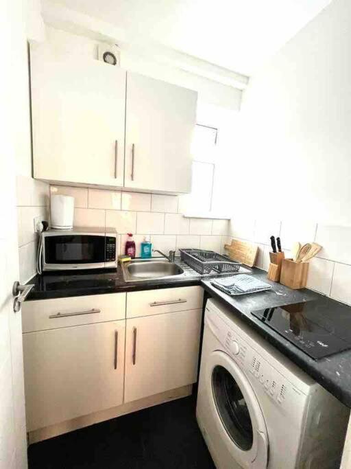 Spacious Flat In * London