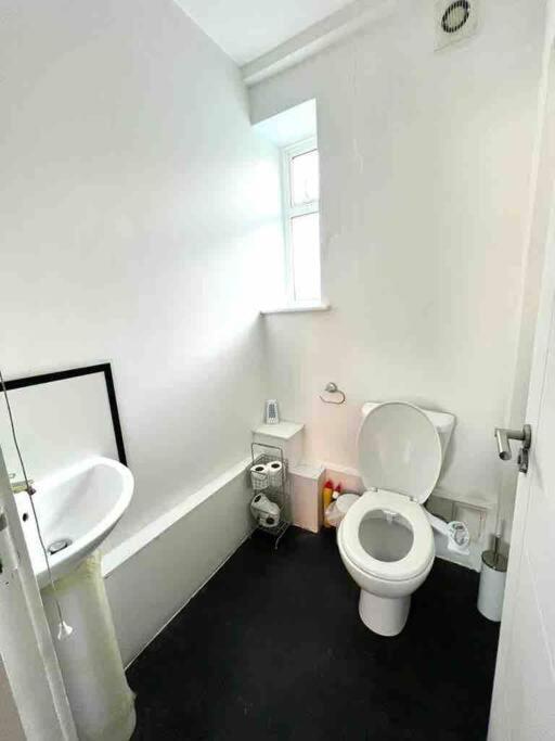 Spacious Flat In Apartment *