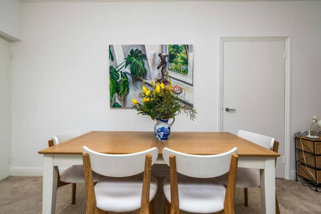 Elegant 2-Bedroom Getaway W Terrace & Garden Views * London