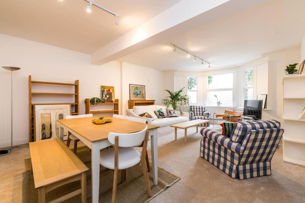 Apartment Elegant 2-Bedroom Getaway W Terrace & Garden Views London