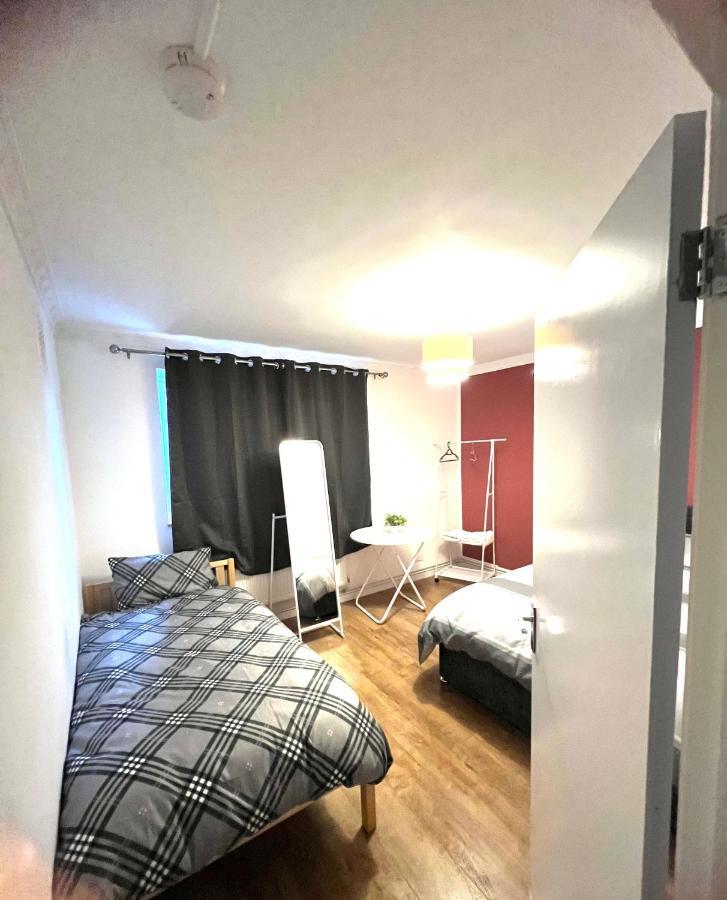Private With Two Beds Near * Londen