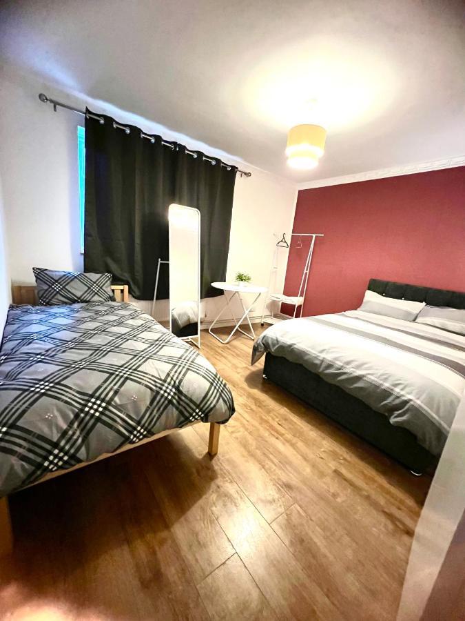 Private With Two Beds Near * Londen