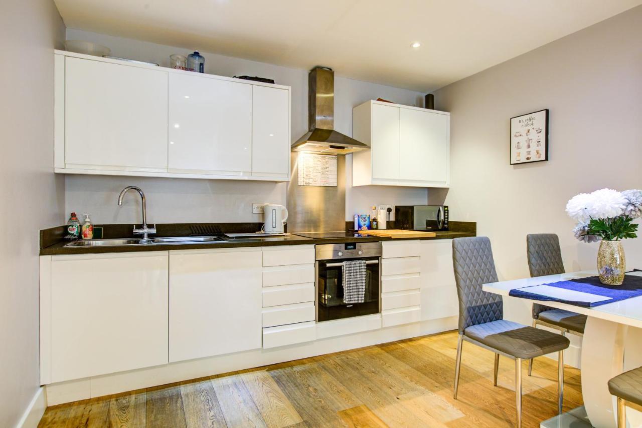 2 Bedroom Spacious In The Heart Fulham London