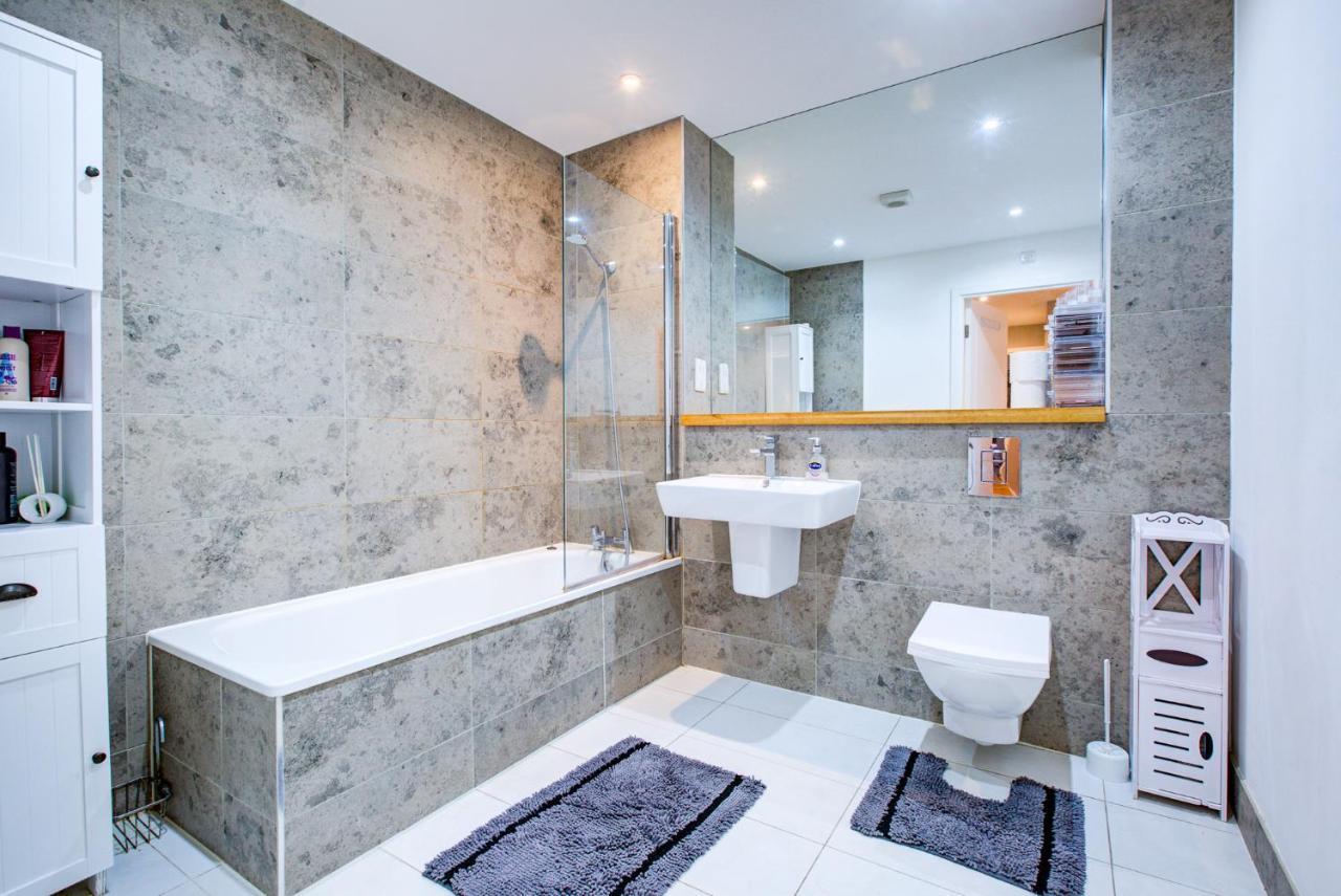2 Bedroom Spacious In The Heart Fulham Apartment