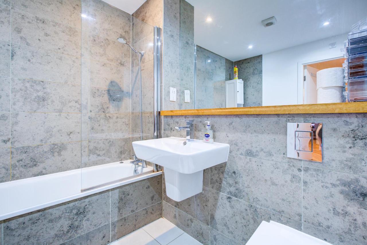 2 Bedroom Spacious In The Heart Fulham Apartment London