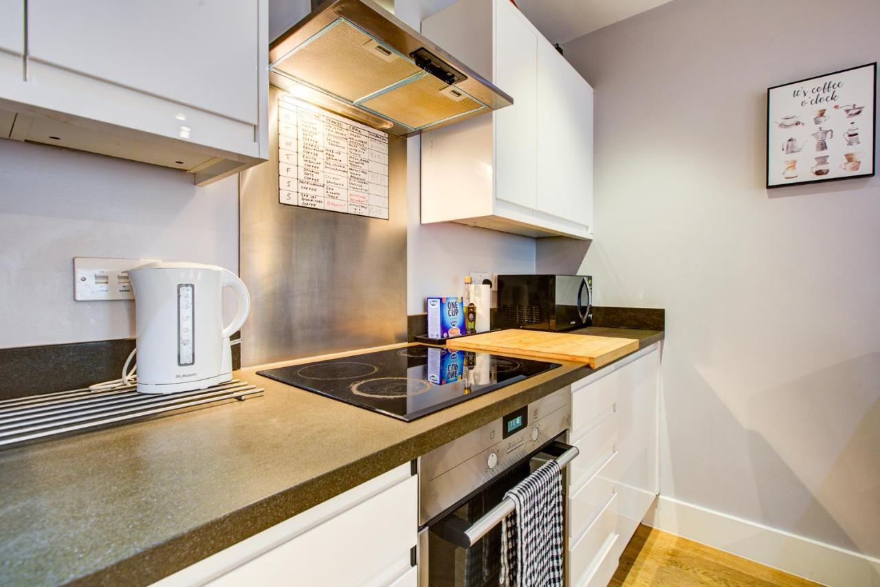 2 Bedroom Spacious In The Heart Fulham Apartment