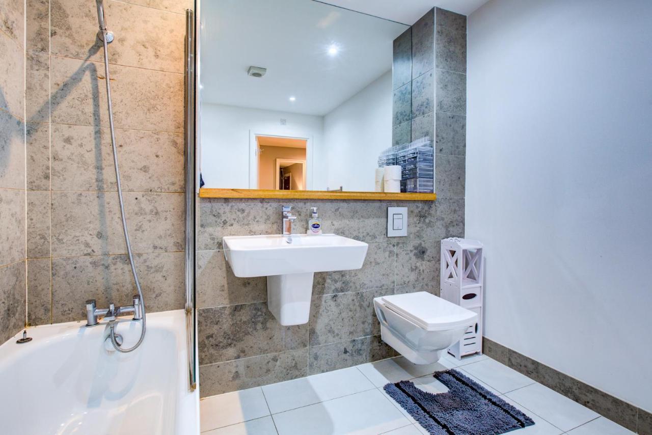 2 Bedroom Spacious In The Heart Fulham Apartment *