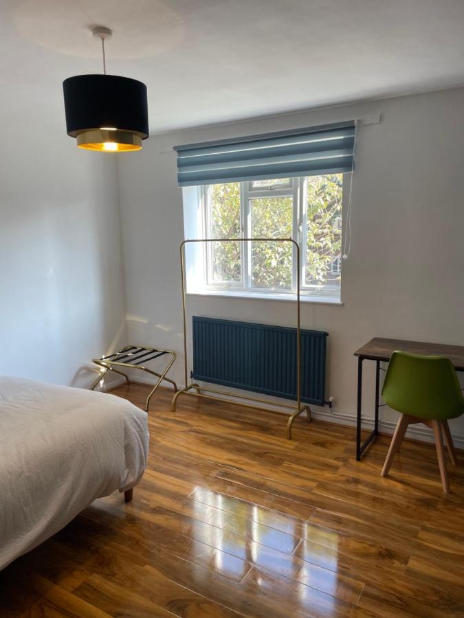 Elegant 2 Bedroom Flat In Chiswick Near Tube Stations Londen