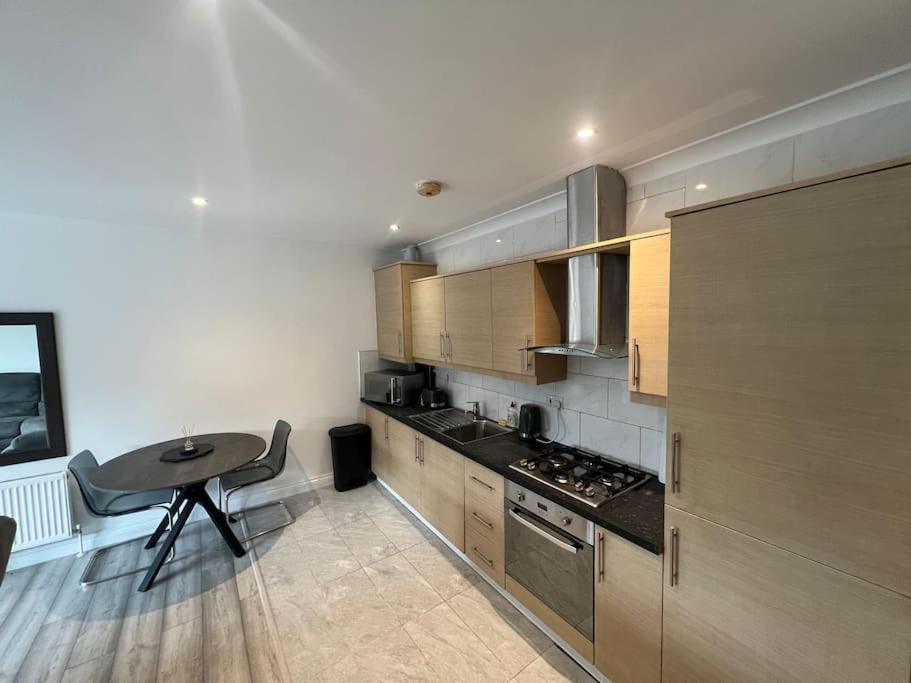 2 Bed With Garden & Parking West Apartment