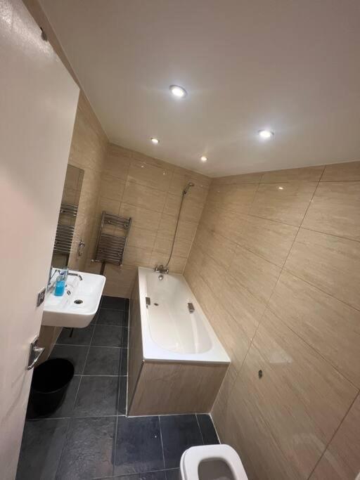 2 Bed With Garden & Parking West London